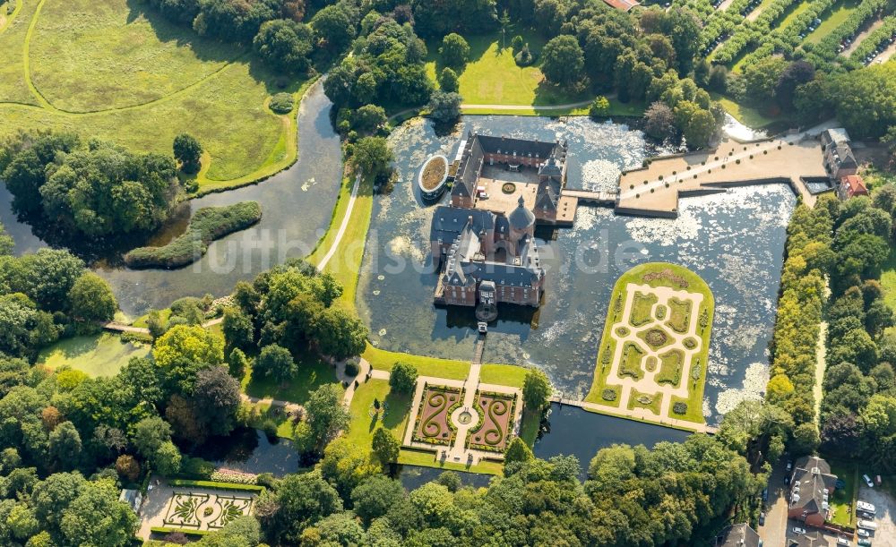 Luftaufnahme Isselburg - Wassergraben mit Wasserschloß Schloss Museum Wasserburg Anholt in Isselburg im Bundesland Nordrhein-Westfalen