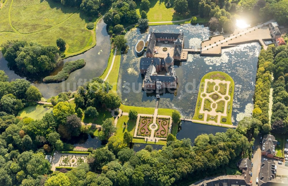 Isselburg von oben - Wassergraben mit Wasserschloß Schloss Museum Wasserburg Anholt in Isselburg im Bundesland Nordrhein-Westfalen