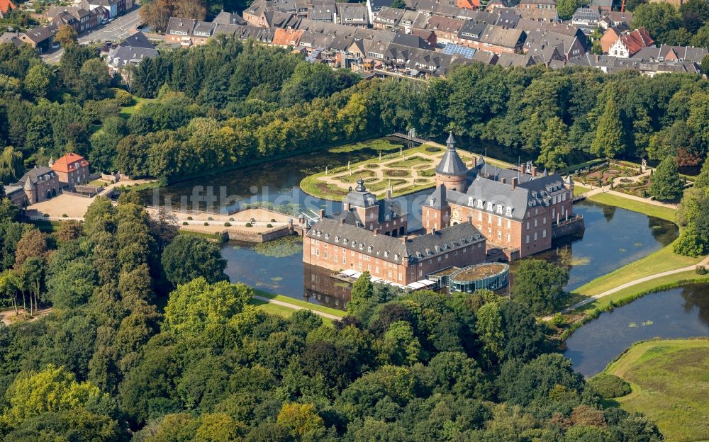 Luftbild Isselburg - Wassergraben mit Wasserschloß Schloss Museum Wasserburg Anholt in Isselburg im Bundesland Nordrhein-Westfalen