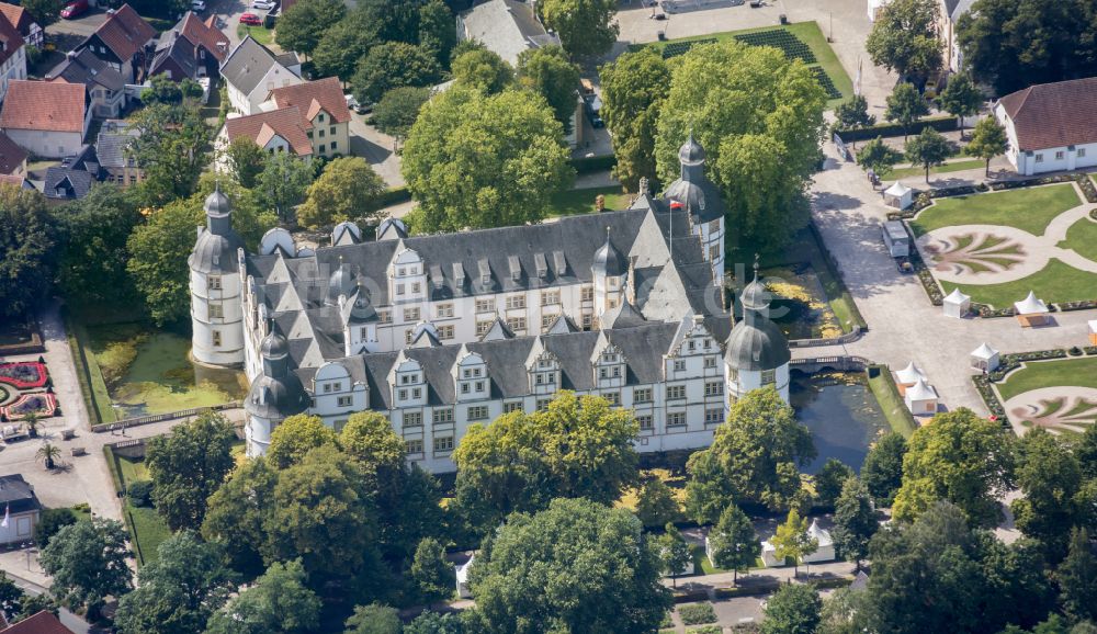 Luftaufnahme Paderborn - Wassergraben mit Wasserschloß Schloss Neuhaus in Paderborn im Bundesland Nordrhein-Westfalen, Deutschland