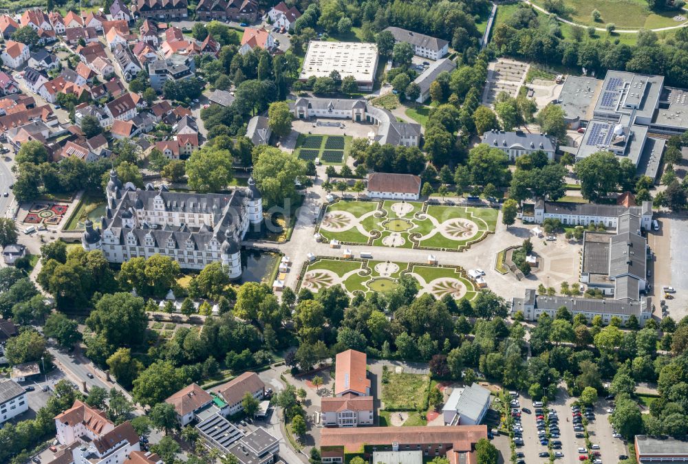 Paderborn von oben - Wassergraben mit Wasserschloß Schloss Neuhaus in Paderborn im Bundesland Nordrhein-Westfalen, Deutschland