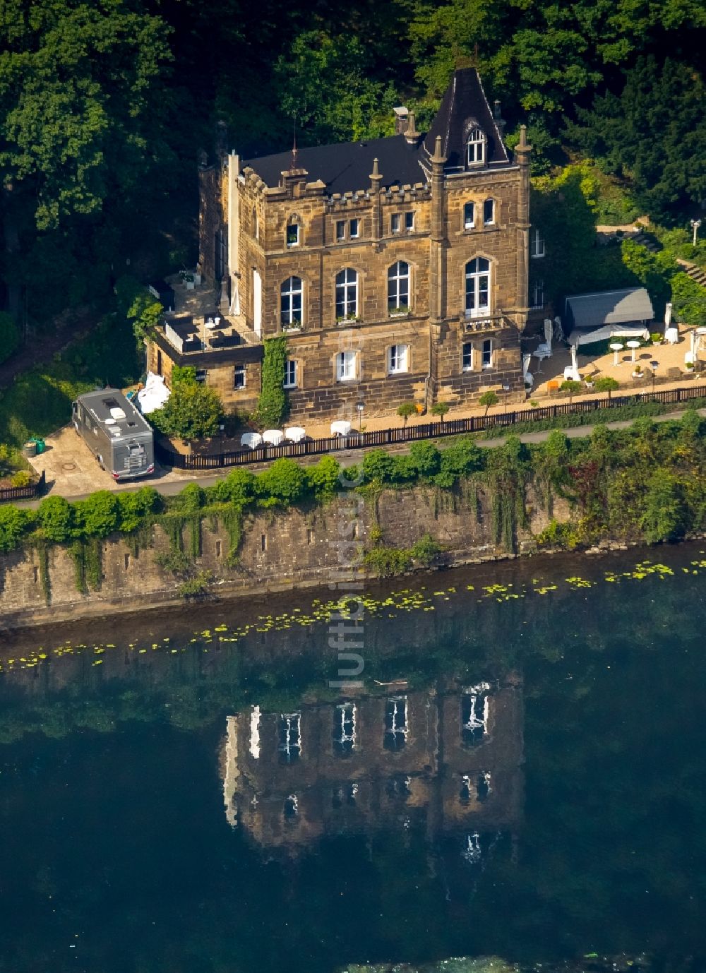 Luftbild Herdecke - Wassergraben mit Wasserschloß Schloss Niedernhof - Villa Funcke - Funckenburg in Herdecke im Bundesland Nordrhein-Westfalen