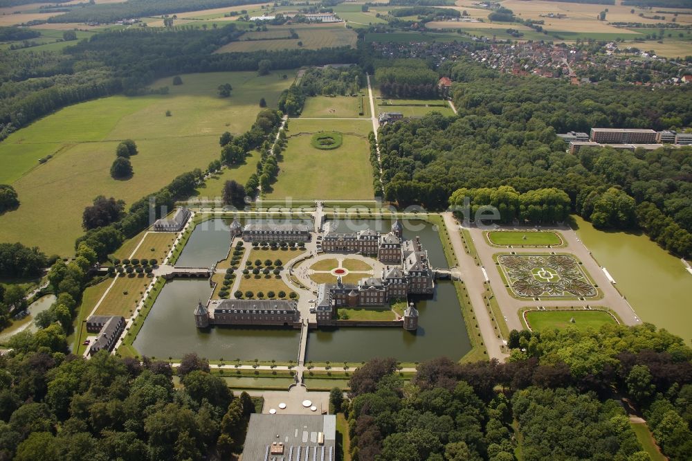 Luftaufnahme Nordkirchen - Wassergraben mit Wasserschloß Schloss in Nordkirchen im Bundesland Nordrhein-Westfalen, Deutschland