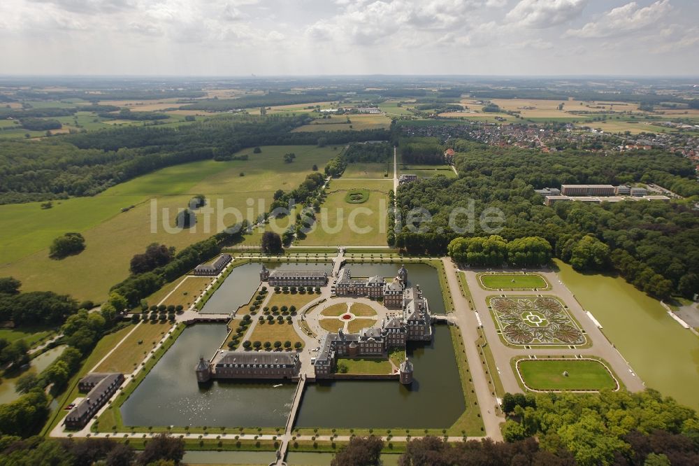 Luftbild Nordkirchen - Wassergraben mit Wasserschloß Schloss in Nordkirchen im Bundesland Nordrhein-Westfalen, Deutschland