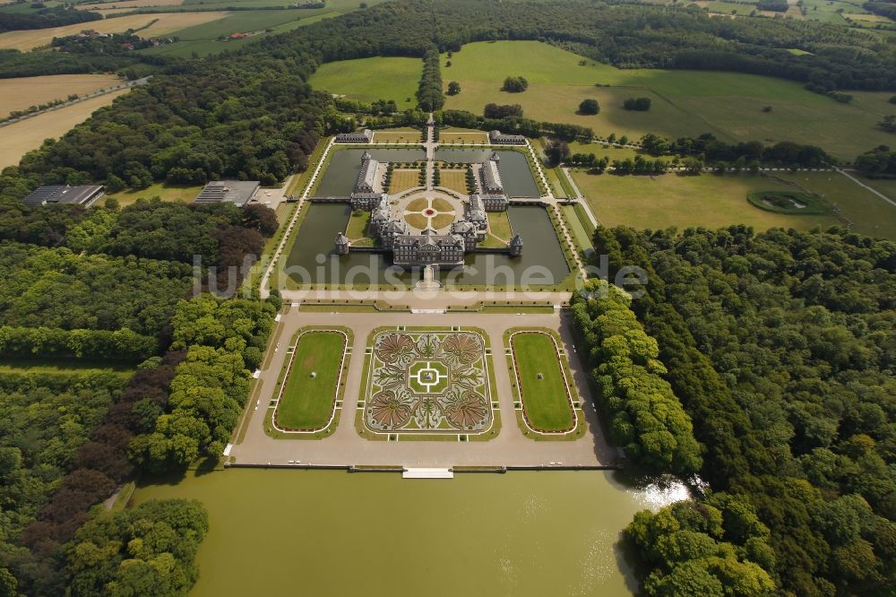 Luftaufnahme Nordkirchen - Wassergraben mit Wasserschloß Schloss in Nordkirchen im Bundesland Nordrhein-Westfalen, Deutschland