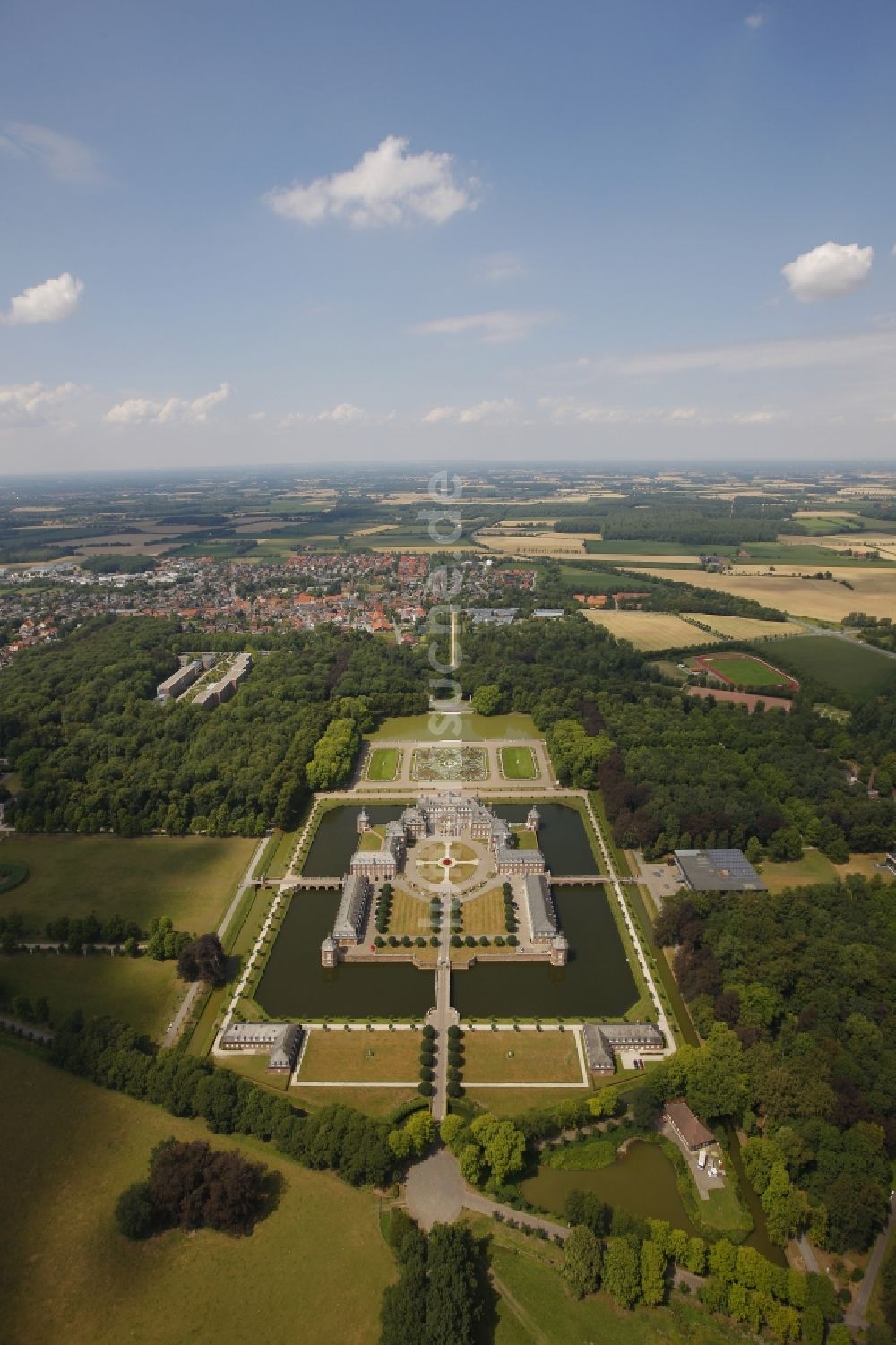 Nordkirchen von oben - Wassergraben mit Wasserschloß Schloss in Nordkirchen im Bundesland Nordrhein-Westfalen, Deutschland