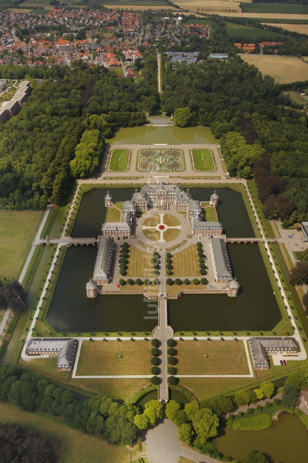 Nordkirchen aus der Vogelperspektive: Wassergraben mit Wasserschloß Schloss in Nordkirchen im Bundesland Nordrhein-Westfalen, Deutschland