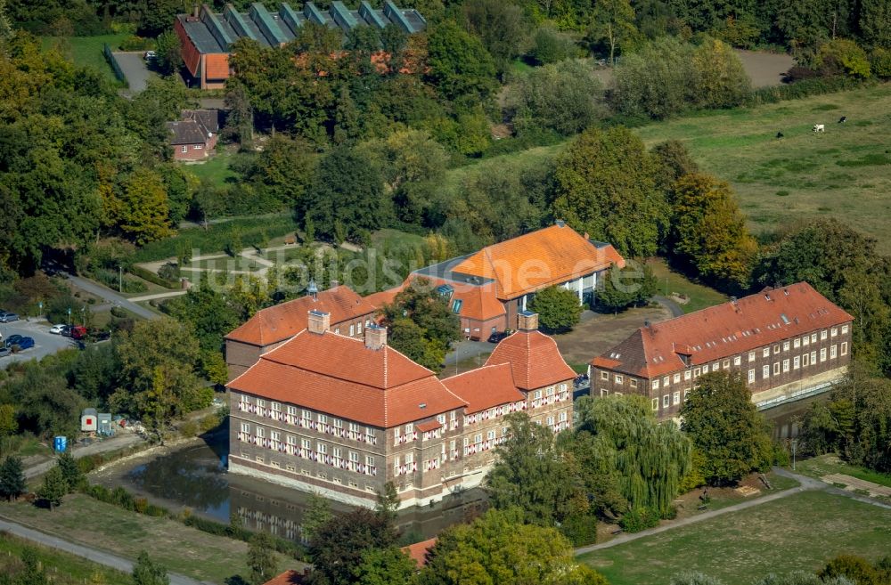 Luftbild Hamm - Wassergraben mit Wasserschloß Schloss Oberwerries in Hamm im Bundesland Nordrhein-Westfalen, Deutschland