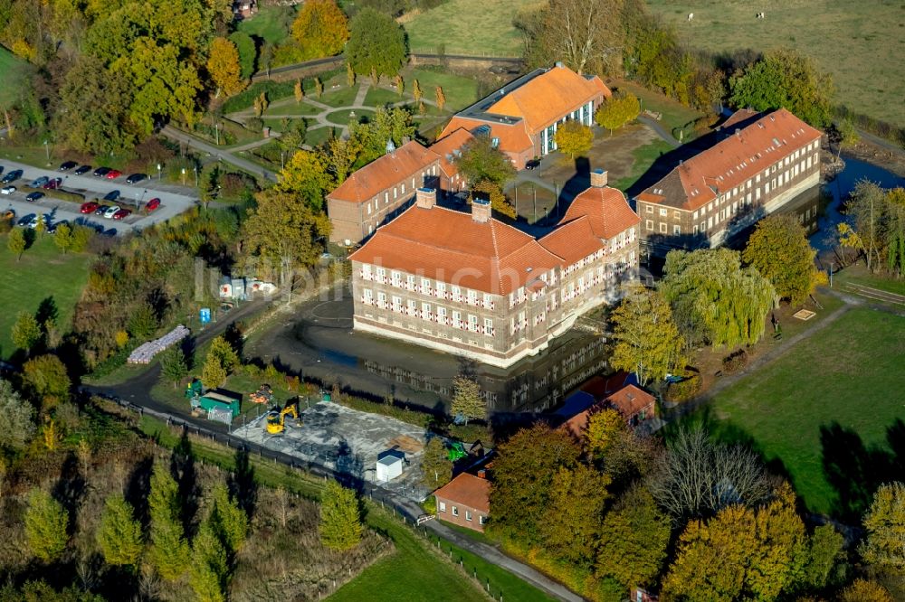 Luftaufnahme Hamm - Wassergraben mit Wasserschloß Schloss Oberwerries in Hamm im Bundesland Nordrhein-Westfalen, Deutschland