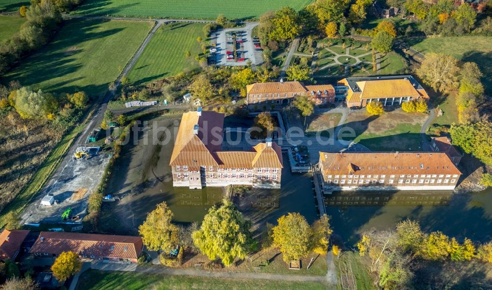 Hamm aus der Vogelperspektive: Wassergraben mit Wasserschloß Schloss Oberwerries in Hamm im Bundesland Nordrhein-Westfalen, Deutschland