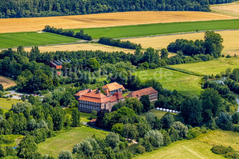 Luftbild Hamm - Wassergraben mit Wasserschloß Schloss Oberwerries in Hamm im Bundesland Nordrhein-Westfalen, Deutschland