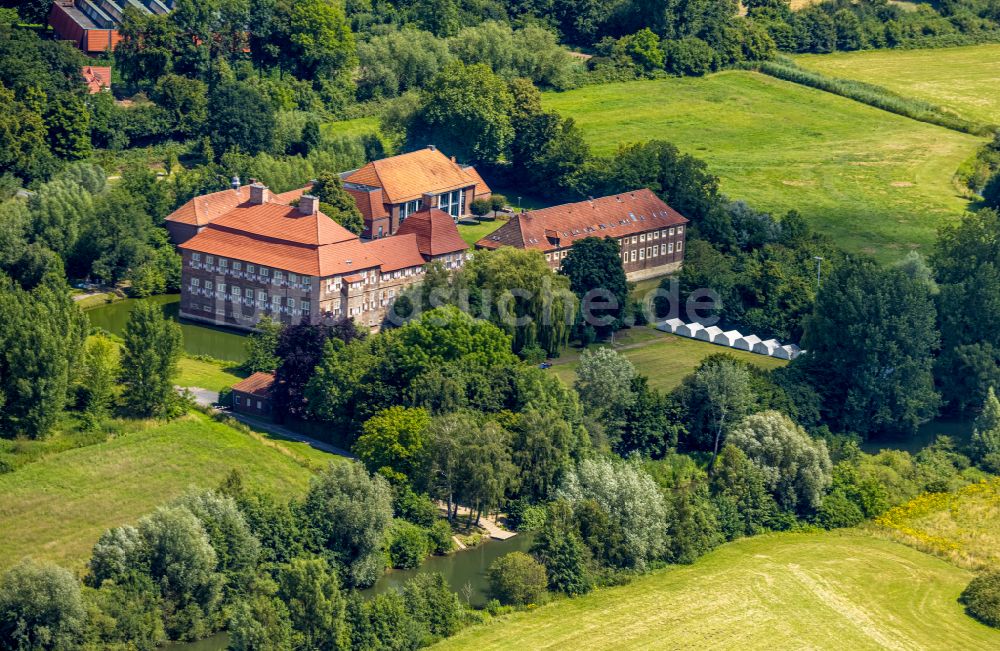 Luftaufnahme Hamm - Wassergraben mit Wasserschloß Schloss Oberwerries in Hamm im Bundesland Nordrhein-Westfalen, Deutschland