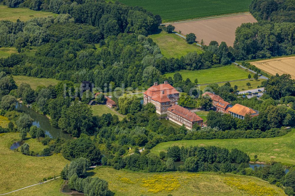 Hamm aus der Vogelperspektive: Wassergraben mit Wasserschloß Schloss Oberwerries in Hamm im Bundesland Nordrhein-Westfalen, Deutschland