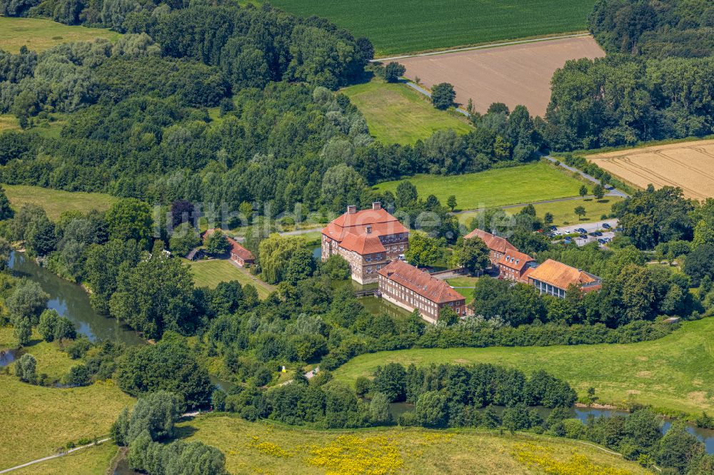 Luftbild Hamm - Wassergraben mit Wasserschloß Schloss Oberwerries in Hamm im Bundesland Nordrhein-Westfalen, Deutschland