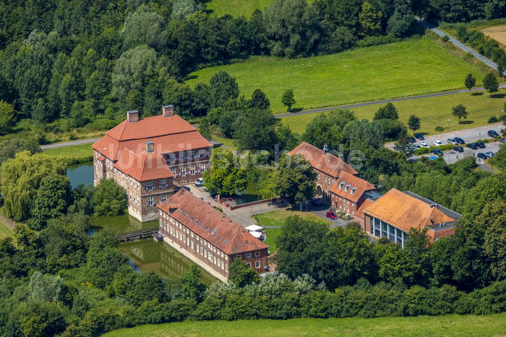 Luftaufnahme Hamm - Wassergraben mit Wasserschloß Schloss Oberwerries in Hamm im Bundesland Nordrhein-Westfalen, Deutschland