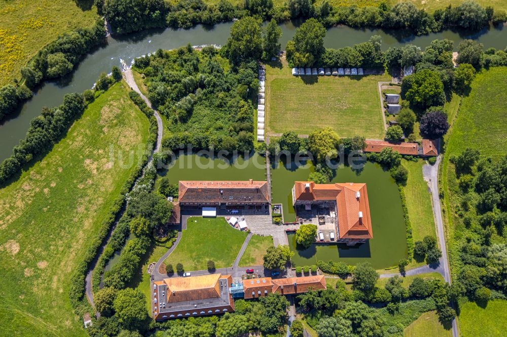 Hamm von oben - Wassergraben mit Wasserschloß Schloss Oberwerries in Hamm im Bundesland Nordrhein-Westfalen, Deutschland