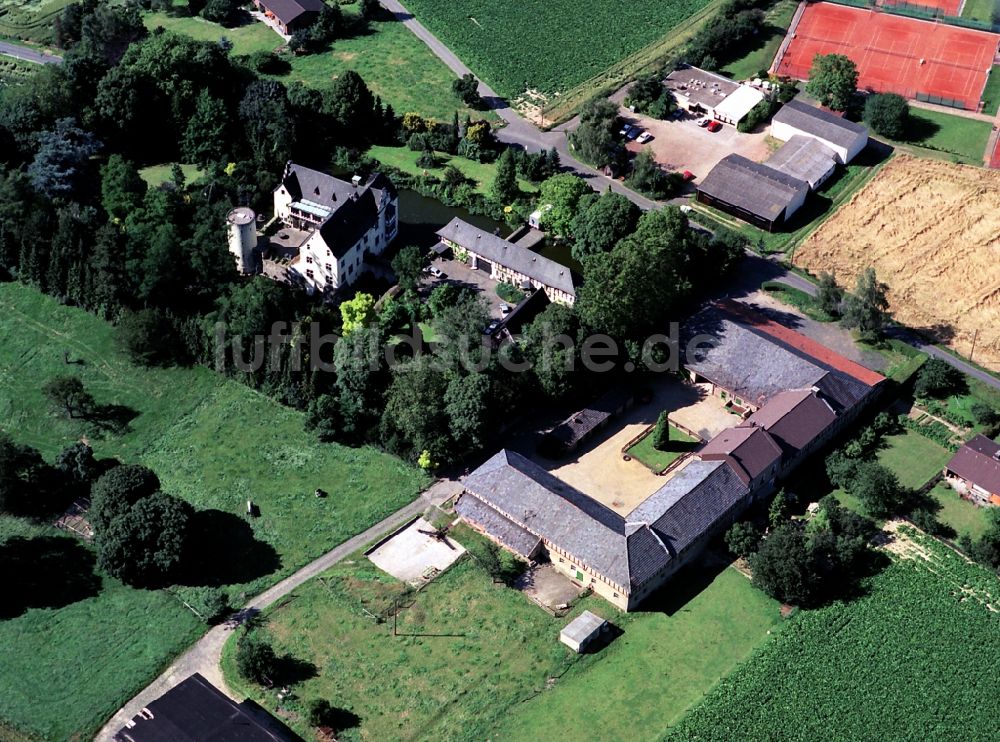 Wachtberg aus der Vogelperspektive: Wassergraben mit Wasserschloß Schloss Odenhausen in Wachtberg im Bundesland Nordrhein-Westfalen