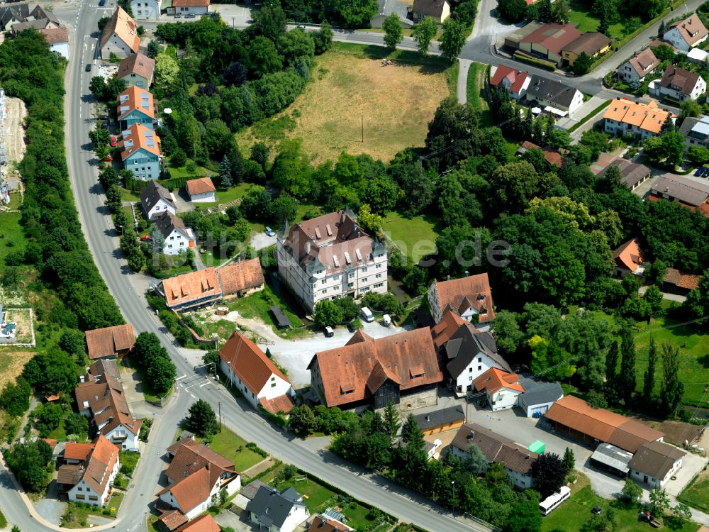 Poltringen aus der Vogelperspektive: Wassergraben mit Wasserschloß Schloss in Poltringen im Bundesland Baden-Württemberg, Deutschland