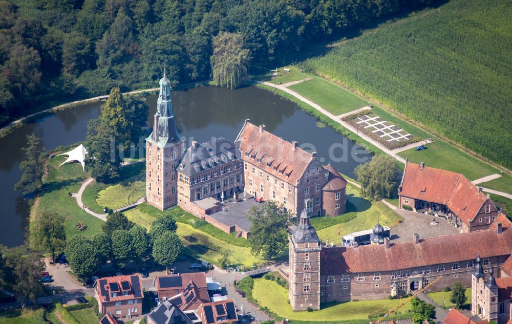 Luftaufnahme Raesfeld - Wassergraben mit Wasserschloß Schloss Raesfeld in Raesfeld im Bundesland Nordrhein-Westfalen, Deutschland