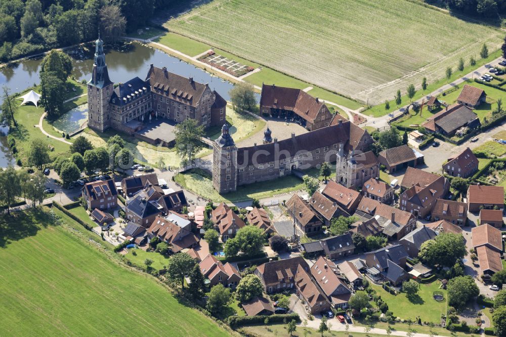 Luftaufnahme Raesfeld - Wassergraben mit Wasserschloß Schloss Raesfeld in Raesfeld im Bundesland Nordrhein-Westfalen, Deutschland