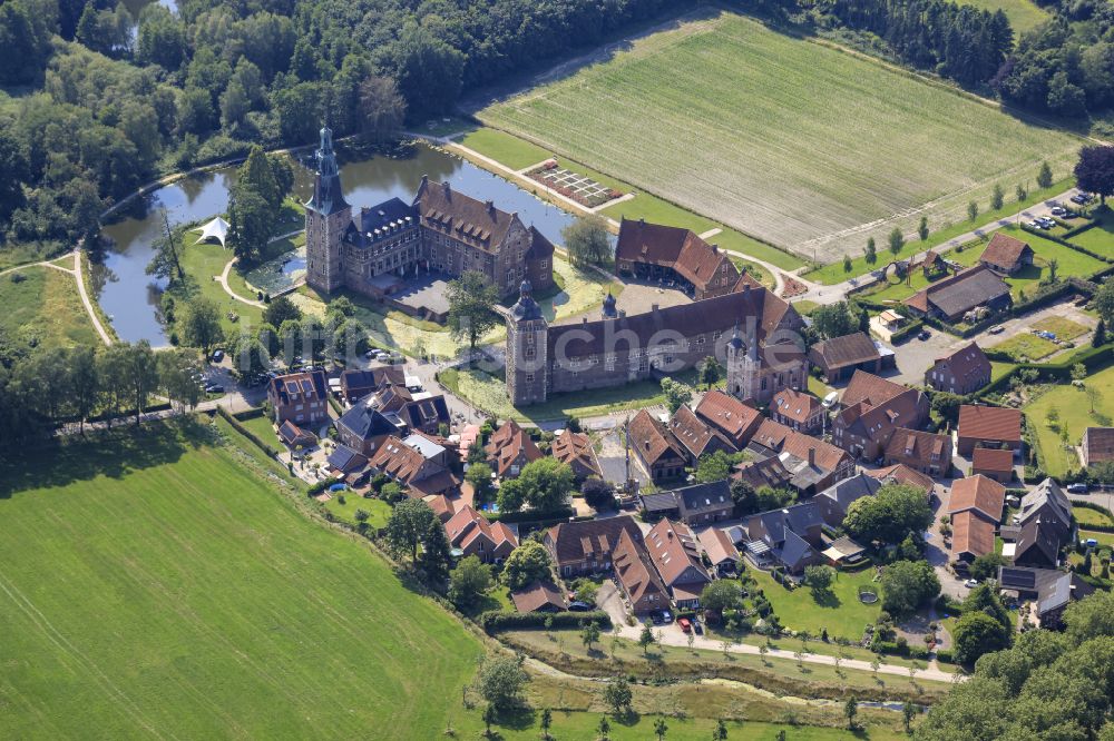 Raesfeld von oben - Wassergraben mit Wasserschloß Schloss Raesfeld in Raesfeld im Bundesland Nordrhein-Westfalen, Deutschland