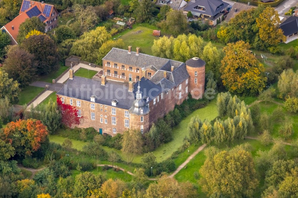 Luftaufnahme Hamminkeln - Wassergraben mit Wasserschloß Schloss Ringenberg in Hamminkeln im Bundesland Nordrhein-Westfalen, Deutschland