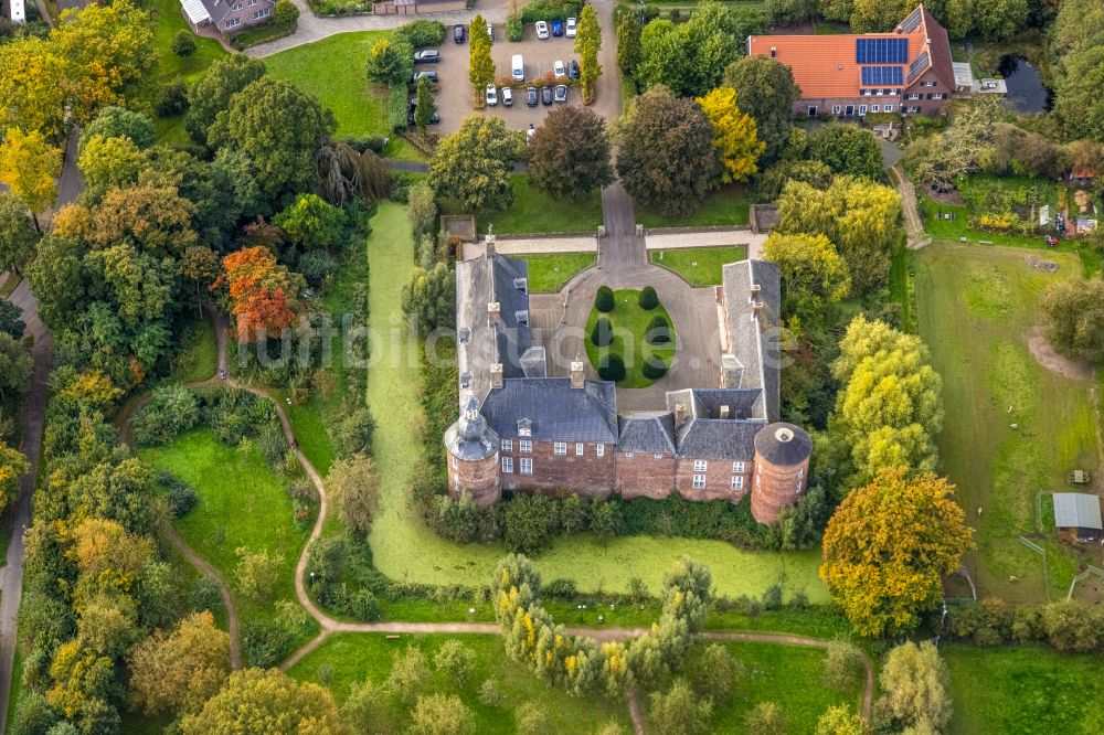 Hamminkeln von oben - Wassergraben mit Wasserschloß Schloss Ringenberg in Hamminkeln im Bundesland Nordrhein-Westfalen, Deutschland