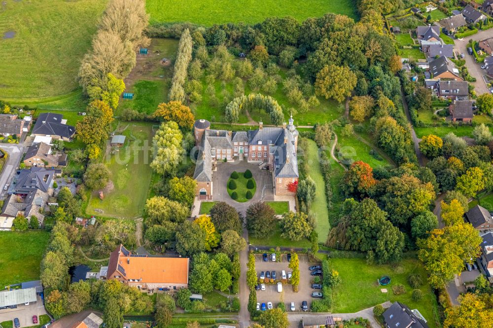 Hamminkeln aus der Vogelperspektive: Wassergraben mit Wasserschloß Schloss Ringenberg in Hamminkeln im Bundesland Nordrhein-Westfalen, Deutschland