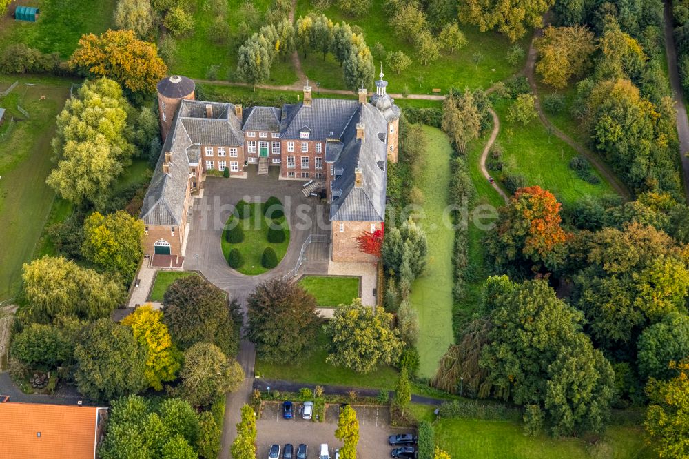 Luftbild Hamminkeln - Wassergraben mit Wasserschloß Schloss Ringenberg in Hamminkeln im Bundesland Nordrhein-Westfalen, Deutschland