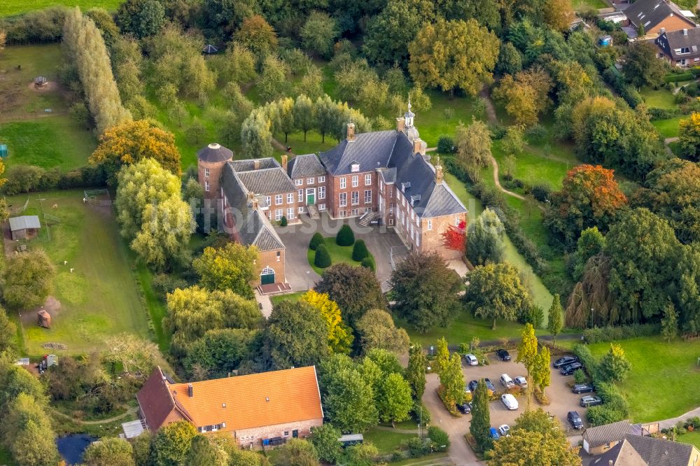 Luftaufnahme Hamminkeln - Wassergraben mit Wasserschloß Schloss Ringenberg in Hamminkeln im Bundesland Nordrhein-Westfalen, Deutschland