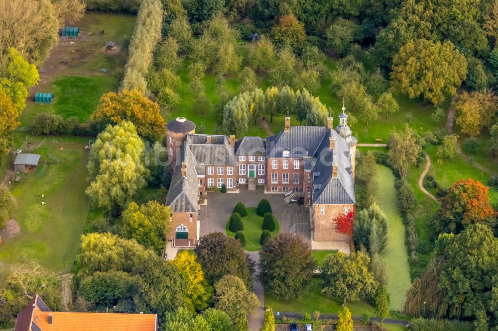 Hamminkeln von oben - Wassergraben mit Wasserschloß Schloss Ringenberg in Hamminkeln im Bundesland Nordrhein-Westfalen, Deutschland