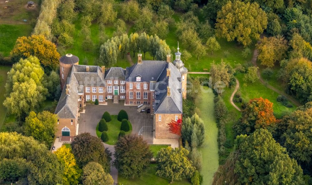 Hamminkeln aus der Vogelperspektive: Wassergraben mit Wasserschloß Schloss Ringenberg in Hamminkeln im Bundesland Nordrhein-Westfalen, Deutschland