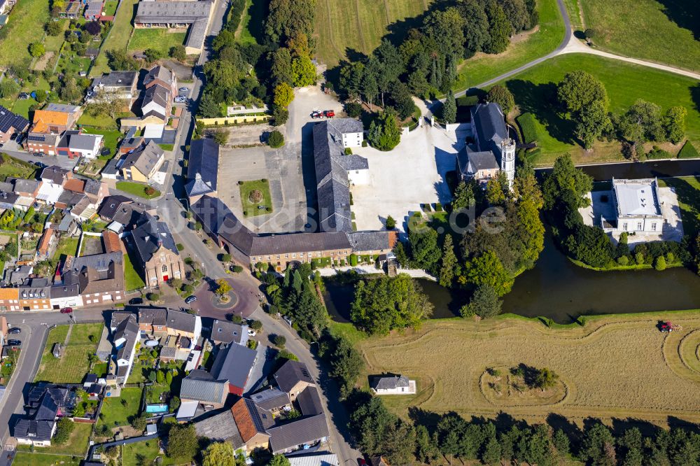 Luftaufnahme Rurich - Wassergraben mit Wasserschloß Schloss in Rurich im Bundesland Nordrhein-Westfalen, Deutschland