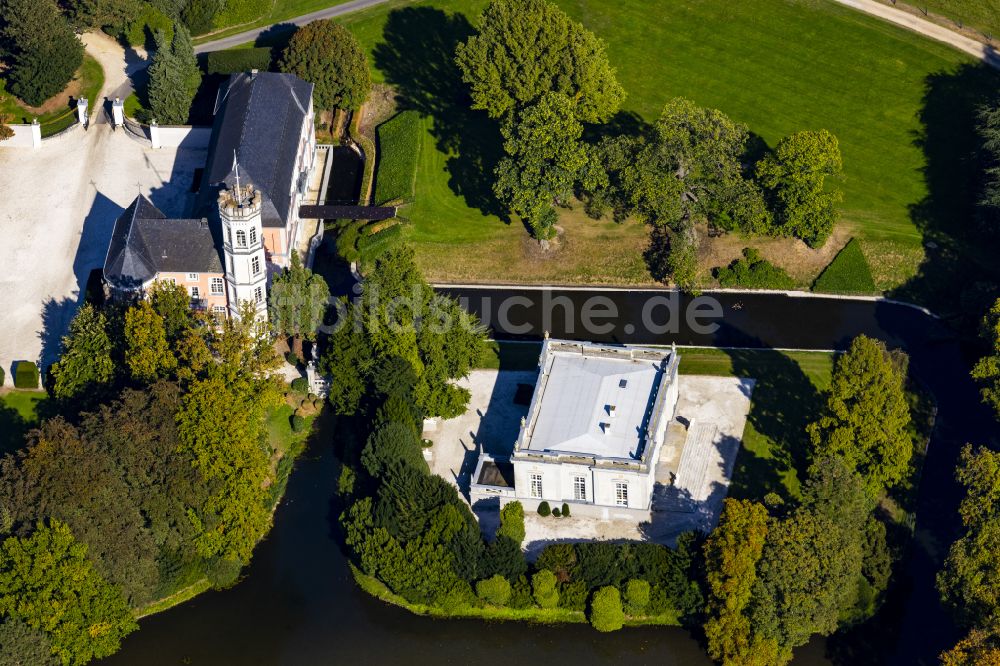 Rurich von oben - Wassergraben mit Wasserschloß Schloss in Rurich im Bundesland Nordrhein-Westfalen, Deutschland