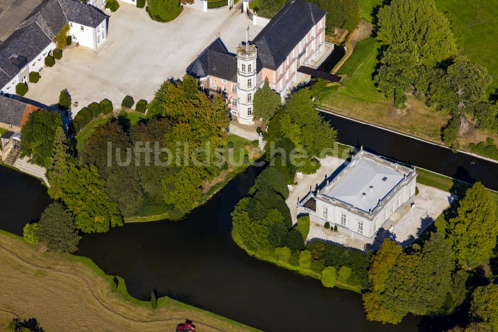 Rurich aus der Vogelperspektive: Wassergraben mit Wasserschloß Schloss in Rurich im Bundesland Nordrhein-Westfalen, Deutschland