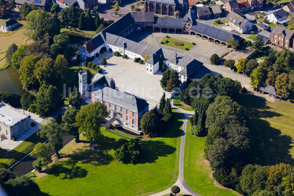 Luftaufnahme Rurich - Wassergraben mit Wasserschloß Schloss in Rurich im Bundesland Nordrhein-Westfalen, Deutschland