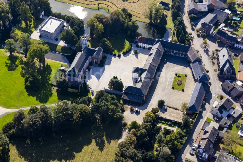 Rurich von oben - Wassergraben mit Wasserschloß Schloss in Rurich im Bundesland Nordrhein-Westfalen, Deutschland