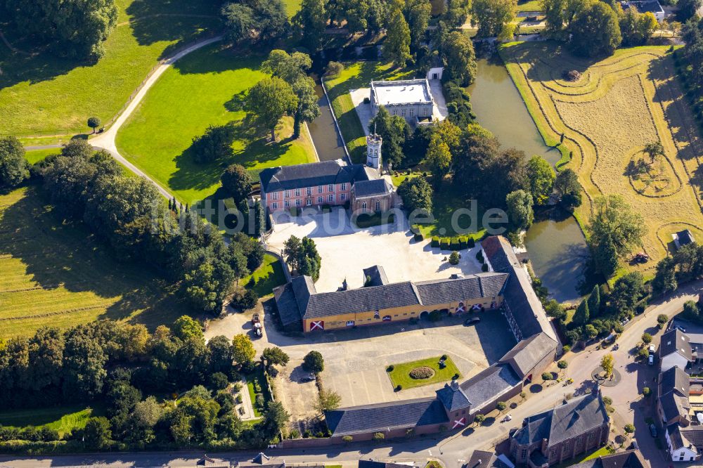 Rurich aus der Vogelperspektive: Wassergraben mit Wasserschloß Schloss in Rurich im Bundesland Nordrhein-Westfalen, Deutschland