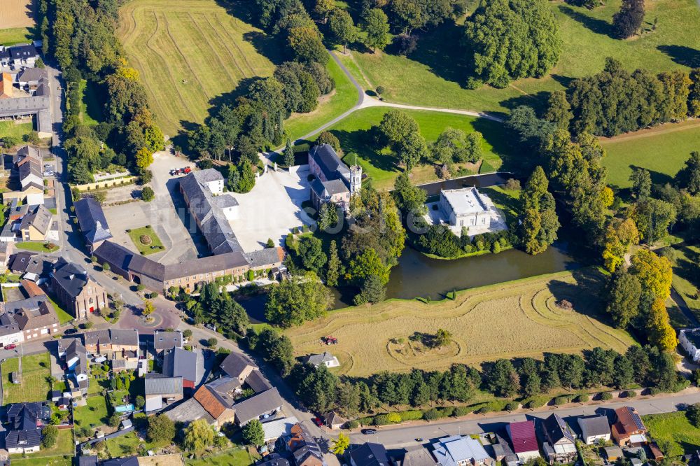 Luftbild Rurich - Wassergraben mit Wasserschloß Schloss in Rurich im Bundesland Nordrhein-Westfalen, Deutschland