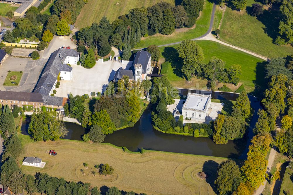 Luftaufnahme Rurich - Wassergraben mit Wasserschloß Schloss in Rurich im Bundesland Nordrhein-Westfalen, Deutschland