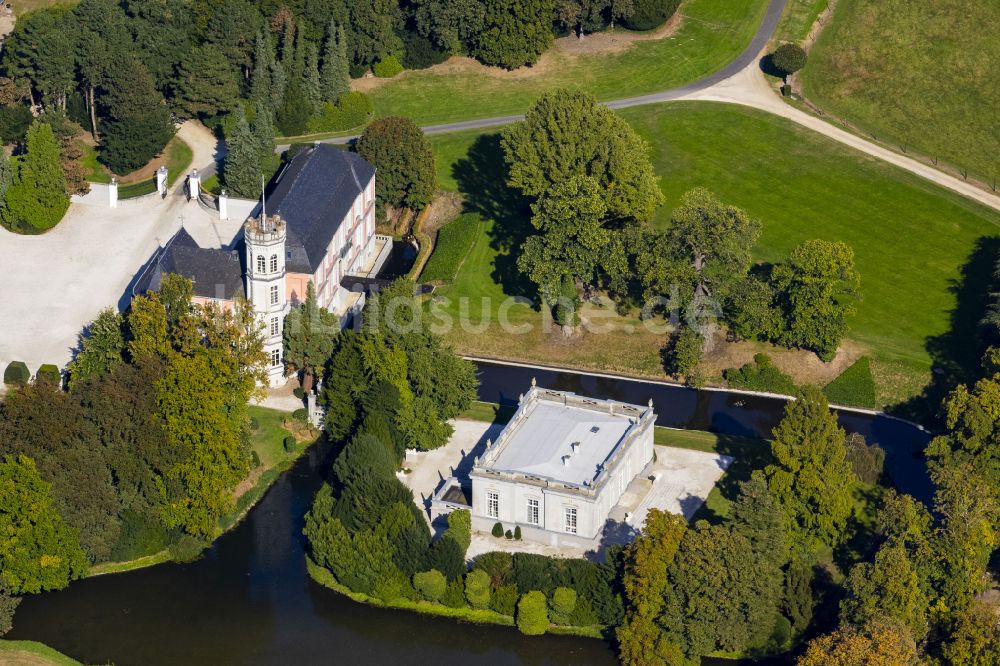 Rurich von oben - Wassergraben mit Wasserschloß Schloss in Rurich im Bundesland Nordrhein-Westfalen, Deutschland