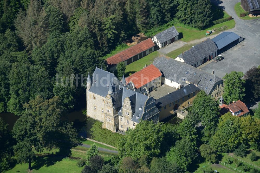 Luftaufnahme Schledehausen - Wassergraben mit Wasserschloß Schloss Schelenburg in Schledehausen im Bundesland Niedersachsen