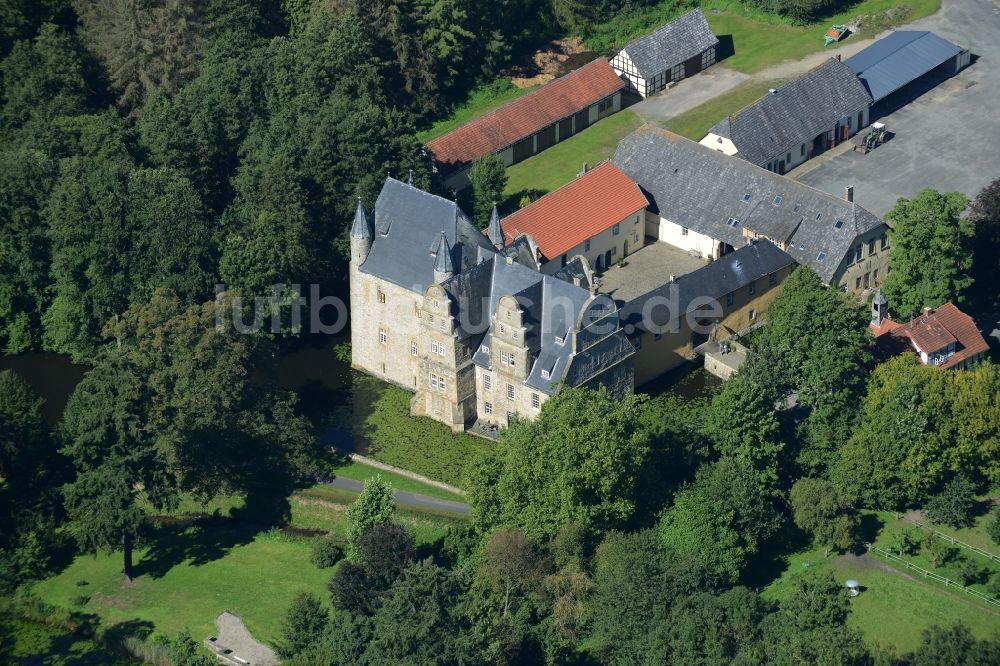 Schledehausen von oben - Wassergraben mit Wasserschloß Schloss Schelenburg in Schledehausen im Bundesland Niedersachsen