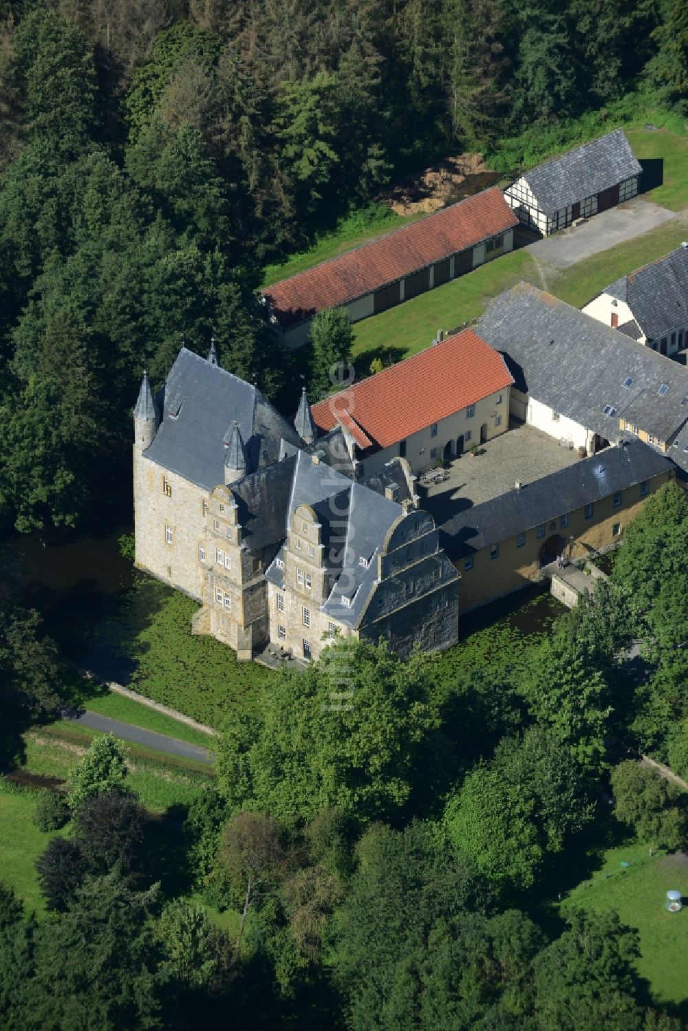 Schledehausen aus der Vogelperspektive: Wassergraben mit Wasserschloß Schloss Schelenburg in Schledehausen im Bundesland Niedersachsen