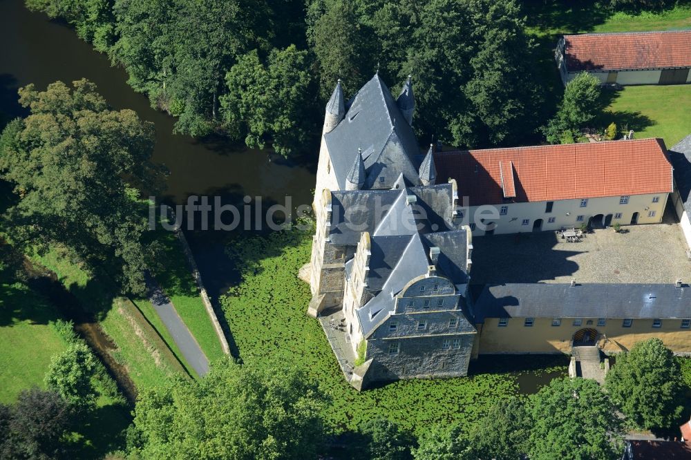 Luftbild Schledehausen - Wassergraben mit Wasserschloß Schloss Schelenburg in Schledehausen im Bundesland Niedersachsen