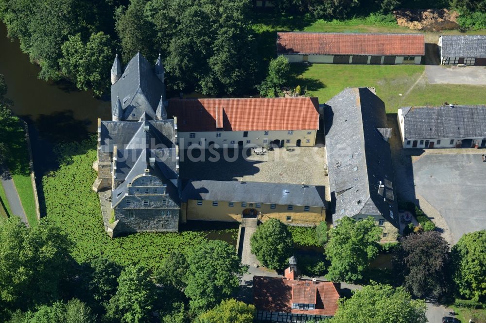 Luftaufnahme Schledehausen - Wassergraben mit Wasserschloß Schloss Schelenburg in Schledehausen im Bundesland Niedersachsen