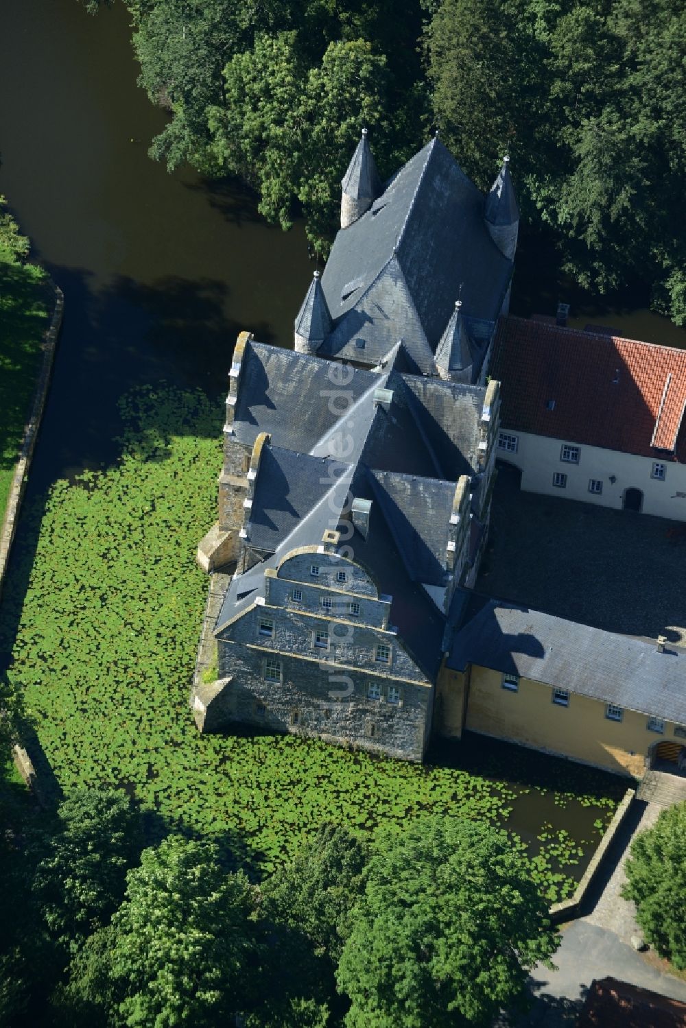 Schledehausen von oben - Wassergraben mit Wasserschloß Schloss Schelenburg in Schledehausen im Bundesland Niedersachsen