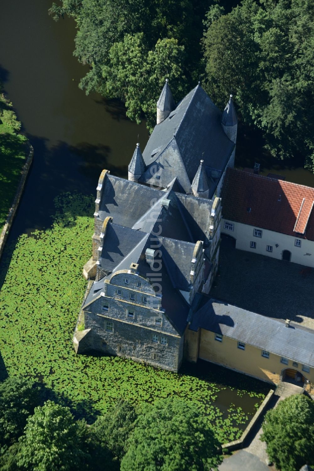 Schledehausen aus der Vogelperspektive: Wassergraben mit Wasserschloß Schloss Schelenburg in Schledehausen im Bundesland Niedersachsen