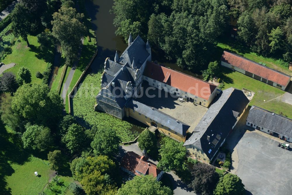 Luftbild Schledehausen - Wassergraben mit Wasserschloß Schloss Schelenburg in Schledehausen im Bundesland Niedersachsen