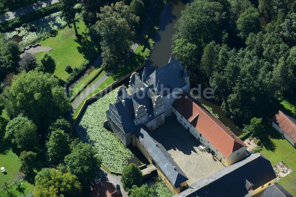 Luftaufnahme Schledehausen - Wassergraben mit Wasserschloß Schloss Schelenburg in Schledehausen im Bundesland Niedersachsen